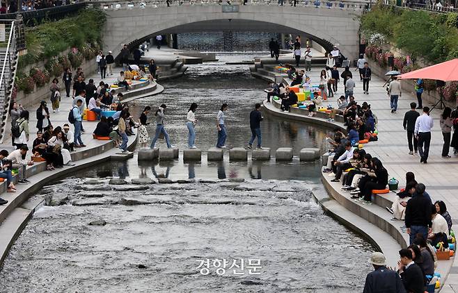 서울 중구 청계천 일대에 마련된 야외도서관 ‘책읽는 맑은냇가’를 찾은 시민들이 13일 책을 읽거나 대화를 나누며 시간을 보내고 있다.