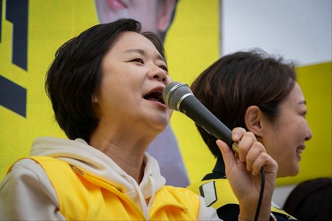 이정미 정의당 대표가 지난 9일 서울 강서구 화곡역 부근에서 권수정 강서구청장 보궐선거 후보 유세를 하고 있다. 정의당 제공