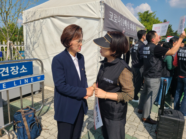 질병관리청 국정감사가 진행된 12일 국회의사당 앞에서 강은미 국회의원이 코로나19 백신 피해자와 가족을 만나 이야기를 듣고 있다.