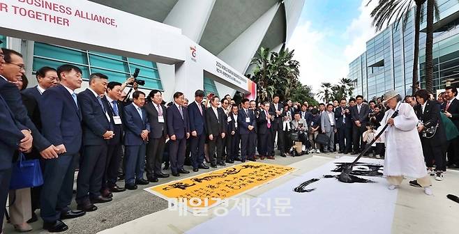 11일 (현지시간) 미국 캘리포니아주 오렌지카운티 애너하임컨벤션센터에서 제21차 세계한인비즈니스대회가 공식 개막한 가운데 개회식에 앞서 한국 서예계 거당 초당 이무호 선생이 대회의 성공을 기원하는 대평 붓글씨 퍼포먼스를  펼치고 있다. 해외에서 처음 열리는 올해 대회에는 국내 기업과 전 세계 30여 개국 한상 기업에서 6000여 명이 참석했다. /사진=특별취재팀