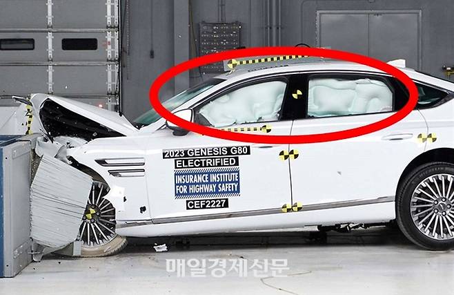 제네시스 G80 충돌테스트 장면 [사진출처=IIHS]