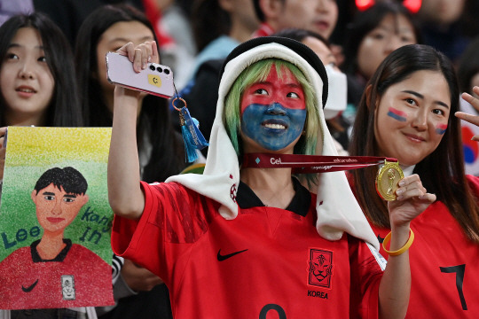 13일 서울 마포구 서울월드컵경기장에서 열린 ‘하나은행 초청 축구 국가대표팀 친선겅기’ 대한민국과 튀니지의 경기, 관중들이 열띤 응원을 하고 있다. 백동현 기자