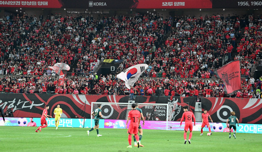 13일 서울 마포구 서울월드컵경기장에서 열린 ‘하나은행 초청 축구 국가대표팀 친선겅기’ 대한민국과 튀니지의 경기, 관중들이 열띤 응원을 하고 있다. 백동현 기자