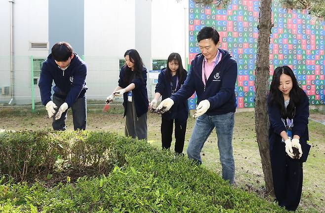 [서울=뉴시스] 삼성바이오로직스가 12일 인천 송도국제도시 소재 본사에서 신입사원 입사 1주년 행사인 '삼바 페스타'(SAMBA FESTA)를 개최했다. 사진은 행사에 참여하고 있는  경영진 및 임직원 모습. (사진=삼성바이오로직스 제공) 2023.10.13. photo@newsis.com   *재판매 및 DB 금지