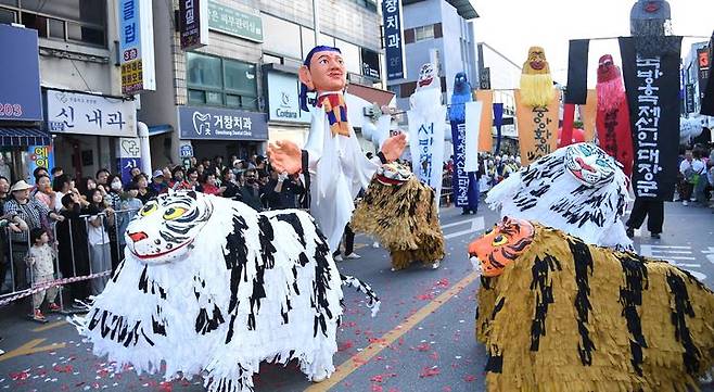 [거창=뉴시스] 거창군청 군민의날 기념 거리퍼레이드 *재판매 및 DB 금지  *재판매 및 DB 금지