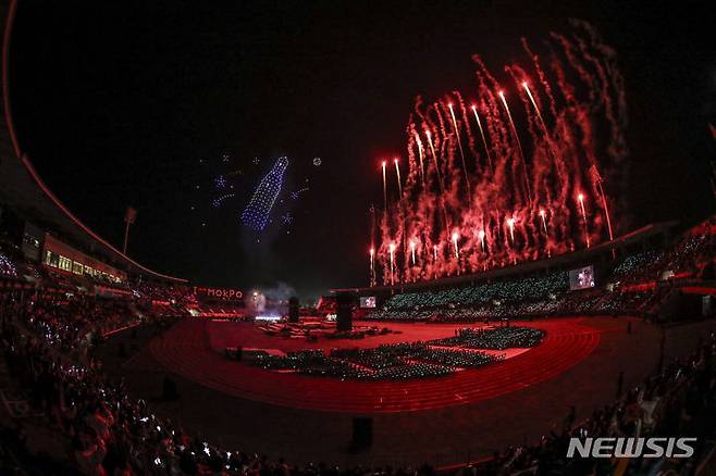 [목포=뉴시스] 김근수 기자 = 13일 전남 목포시 목포종합경기장에서 열린 제104회 전국체육대회 개회식에서 드론 라이트 쇼가 펼쳐지고 있다. 2023.10.13. ks@newsis.com