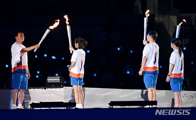 [목포=뉴시스] 이영주 기자 = 13일 오후 전남 목포시 목포종합경기장에서 열린 제104회 전국체전·제43회 전국장애인체전 개회식, 선동열 전 야구 국가대표 감독이 성화 봉송 주자로 나서고 있다. 2023.10.13. leeyj2578@newsis.com