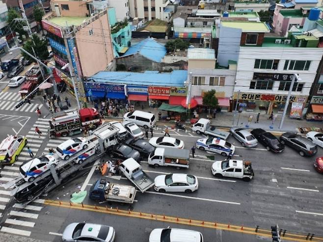 지난 2021년 7월 20일 오전 8시 56분께 전남 여수시 서시장 인근 한재사거리에서 발생한 12중 충돌사고로 여수시의 노인일자리사업에 참여했던 어르신 12명의 사상자가 발생했다. 여수 소방서 제공