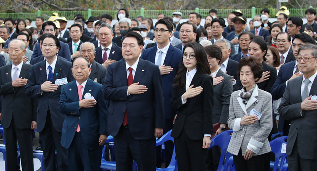 윤석열 대통령과 부인 김건희 여사가 13일 전남 목포 공생원에서 열린 공생복지재단 설립 95주년 기념식에서 국기에 경례하고 있다. 연합뉴스