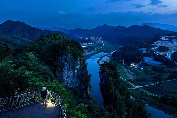 영월 선돌전망대 야경. 옆에 보이는 바위 봉우리&nbsp;중 오른쪽에 우뚝 선 바위가 선돌이다. 앞에&nbsp;보이는 강은 동강이 아니라 '서강'이라고 불린다.