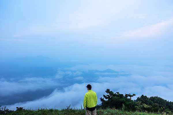 은하수를 못 본 것이 아쉬워 다음날 새벽 별마로천문대에 다시&nbsp;올라갔다. 마침 운해가 생겼다. 이곳은 등산 없이 차로 오를 수 있어&nbsp;'등산 0분 운해 맛집'으로 최근 유명세를 타고 있다.