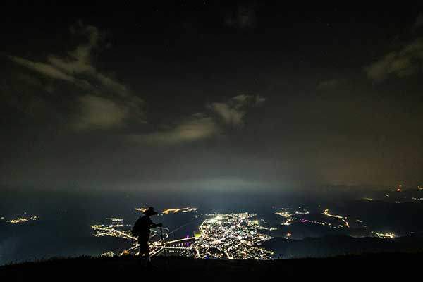 별마로천문대에서 본 영월읍 야경. 은하수를 보기&nbsp;위해 올라갔지만 구름이 많아 보지 못했다. 영월읍&nbsp;야경이 이를 대신했다.