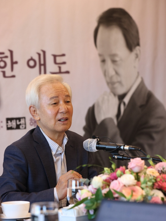 ‘바람으로 그린 그림’ 이후 6년 만에 장편소설 ‘죽어나간 시간을 위한 애도’를 펴낸 김홍신 작가가 최근 기자간담회를 열어 작품을 쓰게 된 배경 등을 소개했다. 연합뉴스