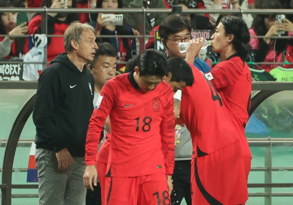 작전 지시하는 클린스만 감독 - 13일 서울 마포구 서울월드컵경기장에서 열린 축구대표팀 평가전 한국과 튀니지의 경기. 한국 위르겐 클린스만 감독이 선수들과 대화하고 있다. 2023.10.13 연합뉴스