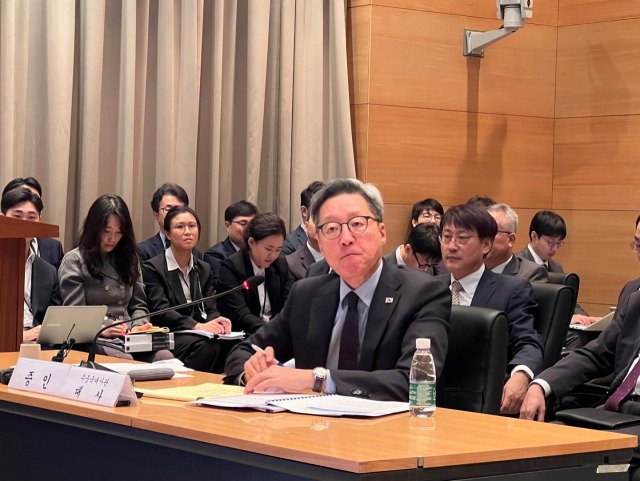 정재호 주중한국대사가 13일 중국 베이징 주중대사관에서 진행된 국회 외교통일위원회 국정감사에서 의원 질의를 경청하고 있다. 김광수특파원