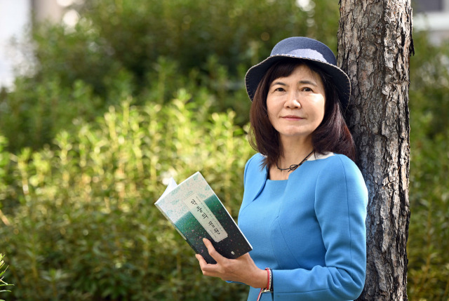 김다은 추계예술대 교수가 ‘덕중의 정원’에 대해 이야기하고 있다. 이호재 기자