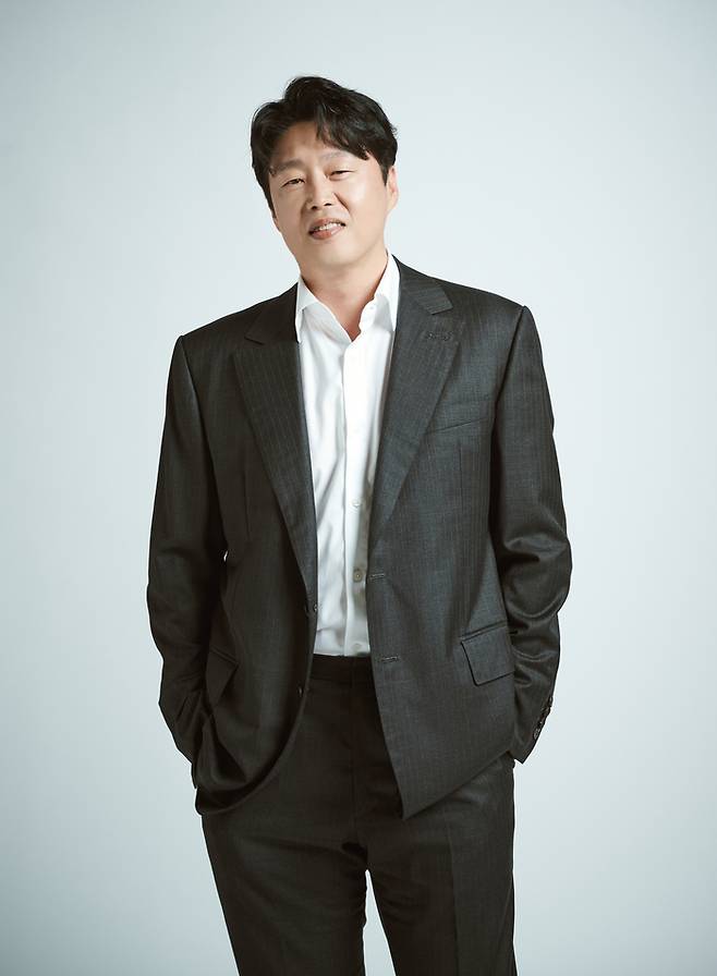 디즈니플러스 드라마 ‘한강’에서 이춘석 역을 연기한 배우 김희원. 사진 월트디즈니컴퍼니 코리아