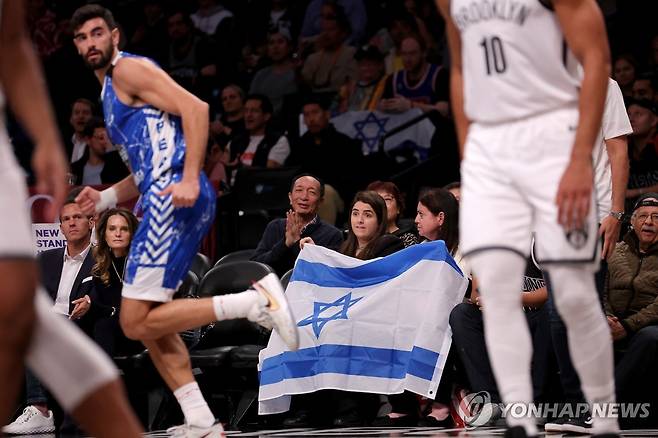 NBA 시범 경기장에 등장한 이스라엘 국기 [로이터=연합뉴스] Mandatory Credit: Brad Penner-USA TODAY Sports