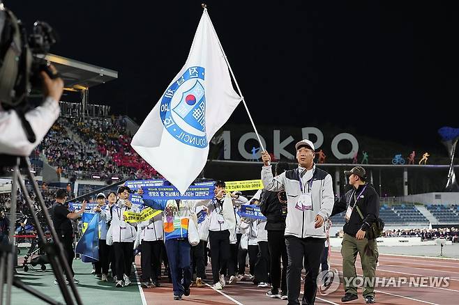 전남에서 개막한 전국체전 (목포=연합뉴스) 정회성 기자 = 13일 오후 전남 목포시 목포종합경기장에서 열린 제104회 전국체육대회 개회식에서 전남도 선수단이 입장하고 있다. 2023.10.13 hs@yna.co.kr