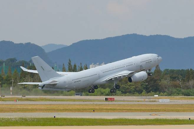 13일 KC-330 군 수송기가 공군 제5공중기동비행단에서 이스라엘 교민 수송 긴급임무 작전을 위해 힘차게 이륙하고 있다. 공군의 KC-330 ‘시그너스’ 다목적 공중급유 수송기는 이스라엘 현지시간으로 13일 오후 텔아비브 벤구리온 공항에 도착한 뒤 14일 새벽 한국으로 출발했다. 수송기는 이날 밤늦게 성남서울공항에 도착할 예정이다.(사진=연합뉴스)