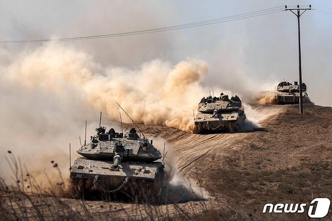 모래폭풍을 일으키며 질주하고 있는 탱크와 전차들. ⓒ AFP=뉴스1 ⓒ News1 최종일 기자