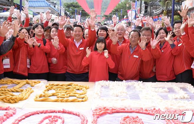 14일 제18회 순창장류축제가 2일차를 맞았다. 이날 축제장에서는 올해 대표 체험 프로그램인 ‘300m 가래떡 꼬기’가 방문객들로부터 큰 호응을 얻었다.2023.10.14.(순창군 제공)/뉴스1