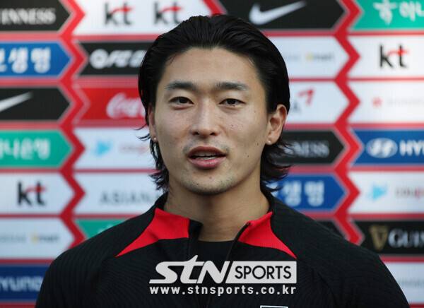 대한민국 축구 국가대표팀 조규성이 10일 경기 파주 국가대표트레이닝센터(NFC)에서 공개훈련에 앞서 인터뷰를 하고 있다. 축구대표팀은 13일 서울월드컵경기장에서 튀니지, 17일 수원월드컵경기장에서 베트남과 두 차례 평가전을 갖는다. 사진┃뉴시스