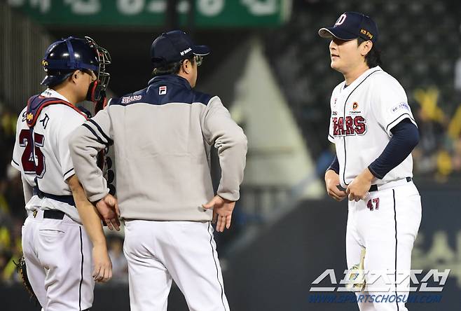 13일 서울잠실야구장에서 열린 두산과 KIA의 경기, 두산 선발 곽빈이 4회초 무사 2루에서 소크라테스에게 좌전안타를 내주고 포수 양의지의 방문을 받고 있다.  잠실=최문영 기자deer@sportschosun.com /2023.10.13/