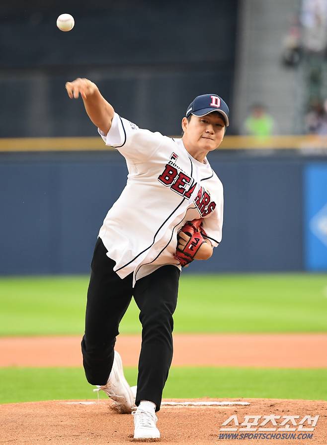 7일 서울잠실야구장에서 열린 두산과 롯데의 경기에서 두산의 신인 1차지명을 받은 김택연이 시구를 하고 있다.  잠실=최문영 기자deer@sportschosun.com /2023.10.07/