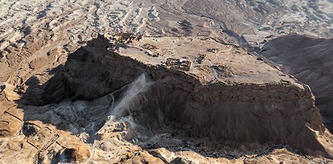 마사다 요새 - 제1차 유대 로마 전쟁에서 유대인들이 최후의 항전을 펼친 마사다 요새 전경. 예루살렘 점령 이후에도 로마에 굴복하지 않은 960명의 유대인은 천혜의 절벽 요새 마사다에서 1만5000명의 로마군에 맞서 2년이나 버텼다. /대니 스턴펠드(Dany Sternfeld), 플리커(Flickr)