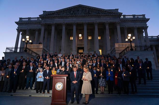 미국 상하 양원 의원 약 100명이 지난 12일(현지시각) 저녁 국회의사당 앞에서 촛불 기도회를 열고 이스라엘의 안녕을 기원하고 있다. 미국 정부와 의회는 전적으로 이스라엘을 지지하고 있다. /연합뉴스