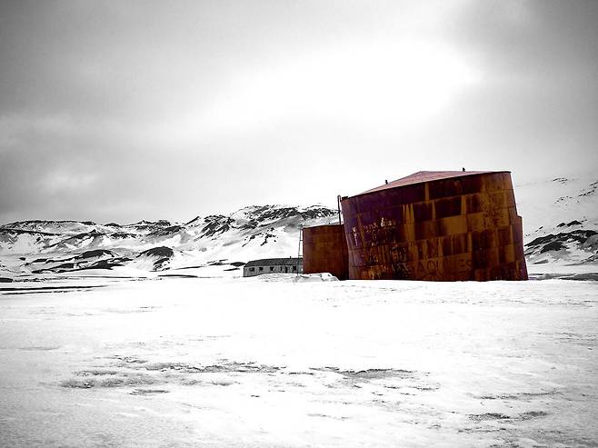 C컷/  남극에 남아 있는 고래기름 작업장, 지금은 폐쇄되었다. 2018년, 조성환 사진가(82)