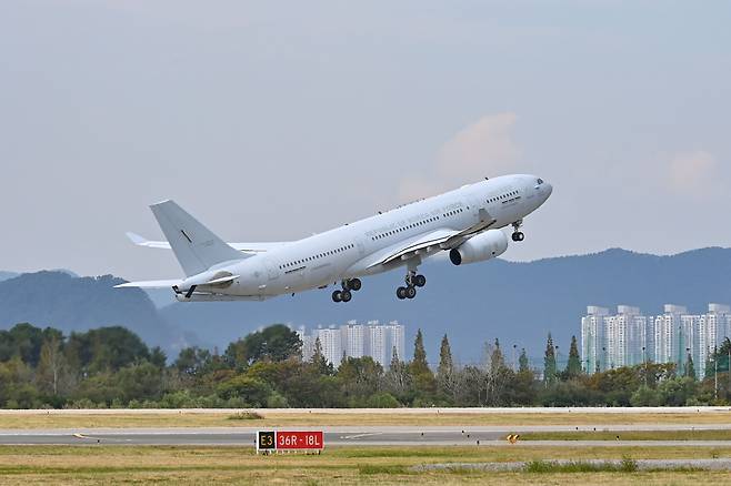 13일 KC-330 군 수송기가 공군 제5공중기동비행단에서 이스라엘 교민 수송 긴급임무 작전을 위해 힘차게 이륙하고 있다. /연합뉴스