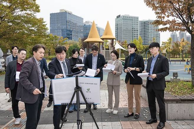 남양주시의회 자치행정위원회 위원들이 별내동 지역 사업대상지를 방문해 현장 확인을 실시하고 있다.ⓒ남양주시의회