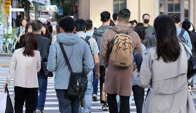 아침 최저 기온이 5도 내외로 떨어지며 쌀쌀한 날씨를 보인 지난 5일 오전 서울 광화문 세종대로 일대에서 시민들이 출근길을 서두르고 있다. 뉴스1