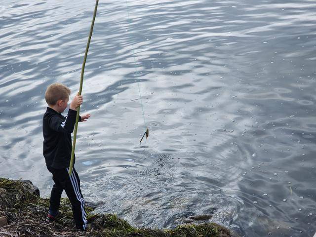덴마크 림 피오르드에 접해 있는 올보르에서 한 소년이 낚시 연습을 하고 있다. 올보르(덴마크)=신은별 특파원