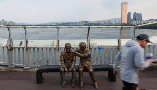 세계 자살 예방의 날인 9월 10일 서울 마포대교에 '한번만 더' 동상이 설치돼 있다. 세계 자살 예방의 날은 생명의 소중함과 자살 문제의 심각성을 알리기 위해 2003년 제정됐다. 뉴스1