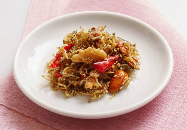 견과류 속 피틴산은 멸치 속 칼슘의 흡수를 방해할 수 있다./사진=클립아트코리아