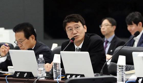 지난10일 정부세종청사에서 열린 국회 행정안전위원회의 행정안전부 등 국정감사에서 국민의힘 김웅 의원이 질의하고 있다. 뉴스1
