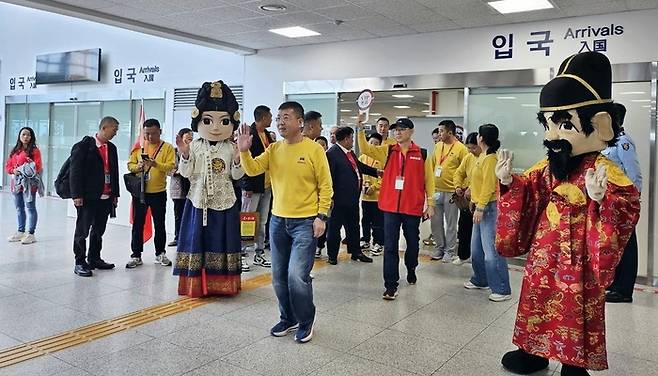 인천항 입항하는 중국발 크루즈 승객들. 인천항시설관리센터 ·연합뉴스 제공.