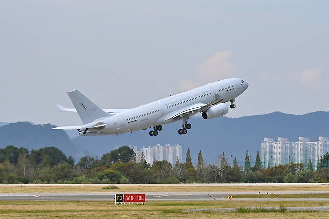 The South Korean Air Force's KC-330 military transport aircraft takes off from Gimhae Air Base in the city of Busan on Friday to head for Israel for the evacuation of South Korean nationals and other foreigners (Ministry of National Defense).