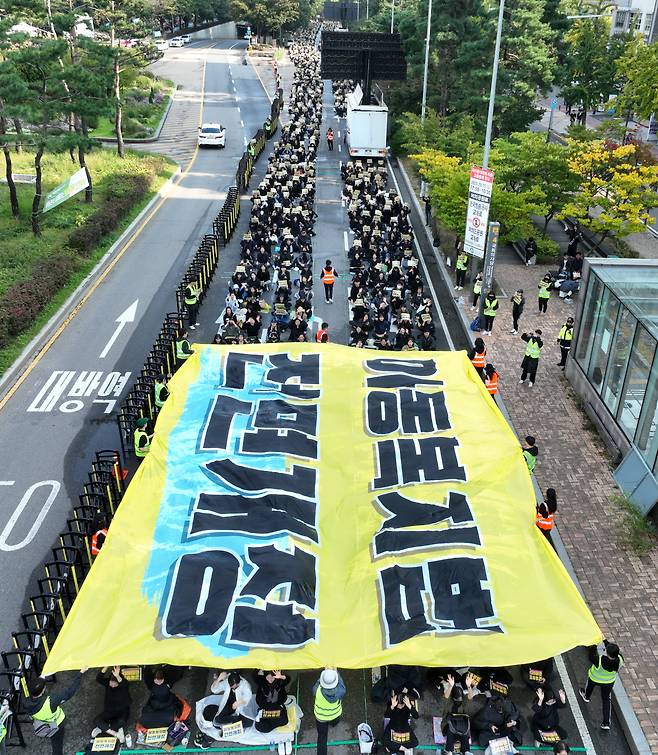 14일 오후 서울 여의도 국회 앞이 공교육정상화 입법촉구 집회에 참가한 교사들로 가득하다. [연합]