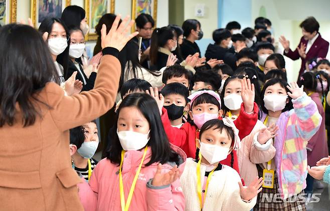 [대구=뉴시스] 2023학년도 새 학기가 시작된 대구 달서구의 한 초등학교에서 1학년 신입생들이 재학생들의 축하를 받으며 입학식에 입장하고 있다. 갈수록 학령인구가 줄어들면서 입학식이 축소되거나 폐교에 이르는 경우가 많아지고 있다. 뉴시스DB. 2023.10.13. photo@newsis.com