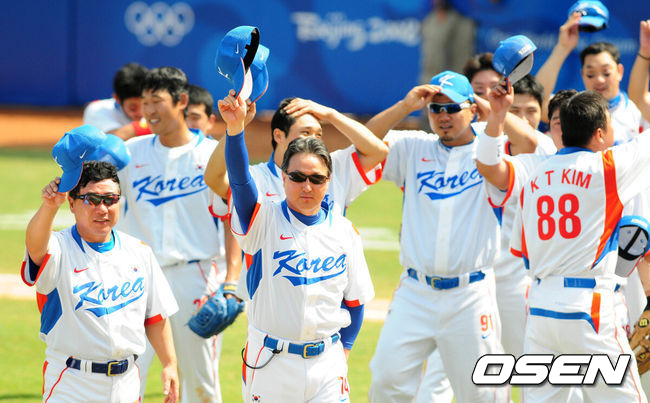 2008 베이징올림픽 야구 준결승에서 일본에 승리한 후 김경문 감독과 선수들이 기뻐하고 있다.  / OSEN DB