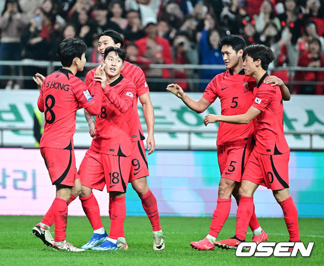 [OSEN=지형준 기자]후반 대한민국 이강인이 2-0으로 앞서가는 골을 성공시키며 동료선수들과 기뻐하고 있다. 2023.10.13 /jpnews@osen.co.kr