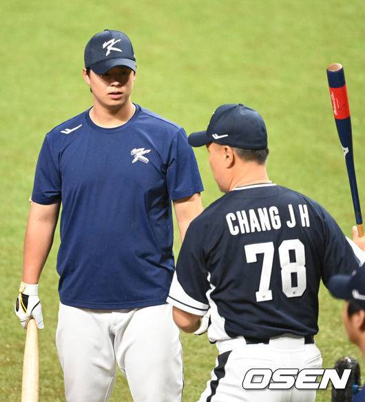 [OSEN=항저우(중국), 김성락 기자] 아시안게임 야구대표팀 노시환이 장종훈 코치와 이야기를 나누고 있다. 2023.09.30 / ksl0919@osen.co.kr