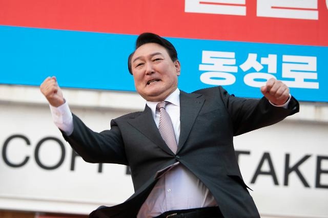 ▲윤석열 대통령이 당선인 시절 대구 중구 동성로를 방문, 환영 나온 시민들에게 '어퍼컷 세리머니'로 인사하고 있다. ⓒ연합뉴스