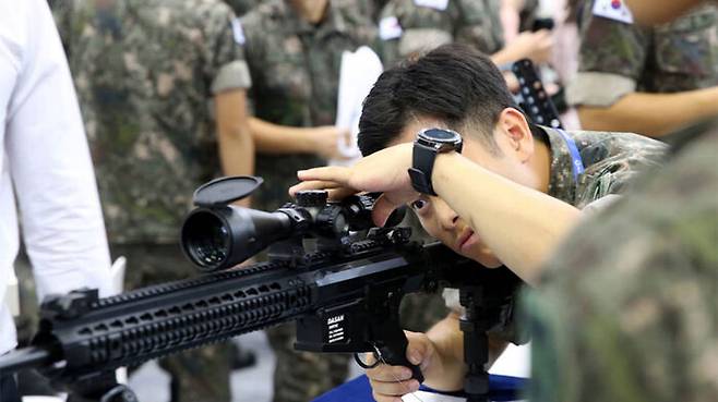 국내의 한 방산전시회에서 국산 소총을 다뤄보는 육군 간부