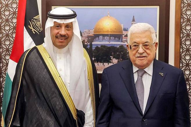 신임 사우디아라비아 대사를 접견하는 압바스 팔레스타인 자치정부 수장 (오른쪽). 지난 9월, 요르단강 서안지구 라말라 / 출처 : 연합