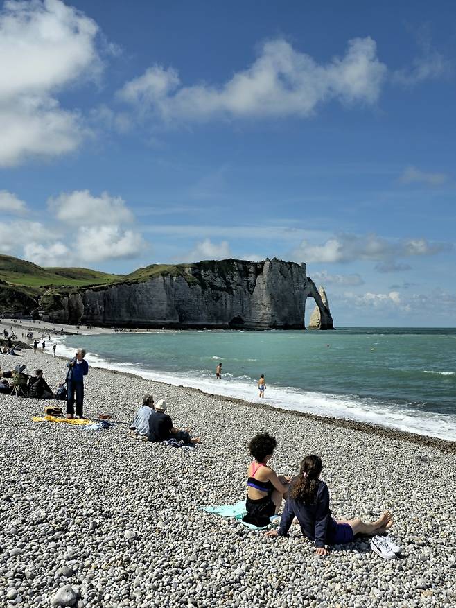 에트르타 해변과 엄마 코끼리 다발 절벽.